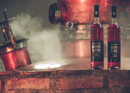 DJEDOVA RAKIJA 0,75l 39% alc. | Sorgfältig ausgewählte Pflaumenfrüchte, ohne Zuckerzusatz, ergeben 100% natürlichen Brandy