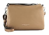 Für einen netten Abend ist die stilvolle GIANNI CHIARINI Tasche eine wunderbare Begleitung. Schlicht, aber voller Klasse zeigt sich die edle Umhängetasche aus Rindsleder. Mit einem schmalen Riemen kann die Umhängetasche entspannt über der Schulter getragen werden. Maße: 21 x 16 x 6 cm