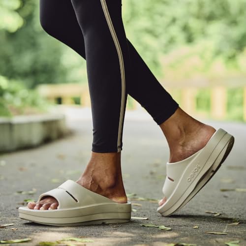 Image of OOFOS OOmega OOahh Recovery Sandal - Women's