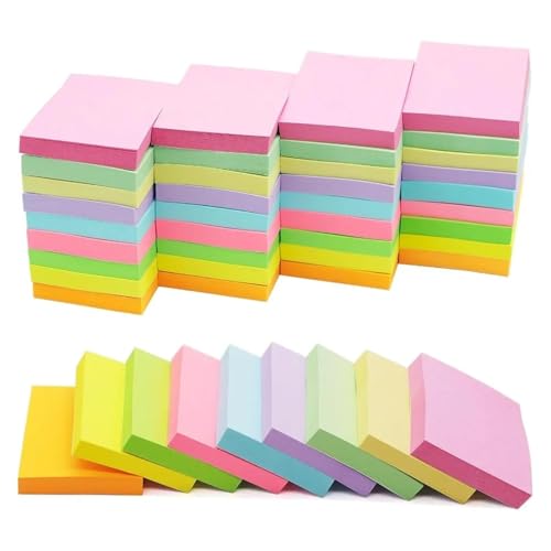 Petits blocs de notes autocollantes pastel pour planifier votre bureau