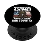 Design patriotique vétéran honorant la force, le courage et le service des vétérans. Parfait pour la fierté militaire vétéran, célébrant le dévouement féminin du soldat avec drapeau américain pour la journée des anciens combattants et le souvenir du jour commémoratif.