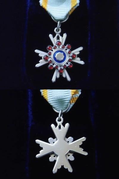 Amazon.co.jp: 造幣局製 勲六等瑞宝章 略章勲章 勲章佩用金具