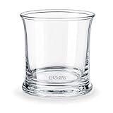 La forma classica del bicchiere da succo con la base robusta si adatta bene a un whisky e a un momento di pausa dopo una buona cena