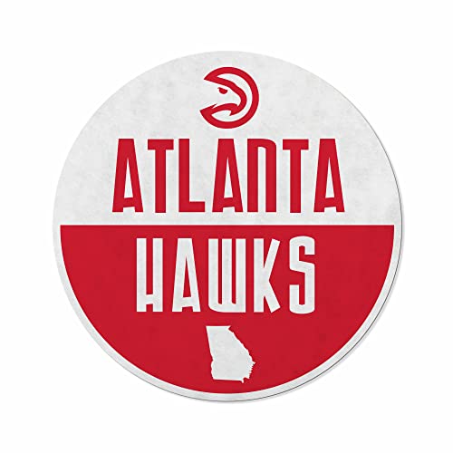 Fanion NBA Atlanta Hawks en feutre pour créer un coin sport chic dans votre bureau