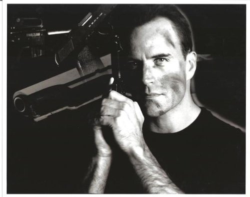 Richard Burgias Jim Ellison in The Sentinel holding gun on shoulder with dirty face black and white 8 x 10 photo