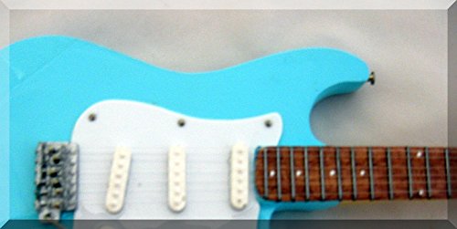 John lennon miniature mini guitar fender sonic blue beatles - Les Beatles, Paul McCartney, John Lennon, RIngo Starr, George Harrison John lennon miniature mini guitar fender sonic blue beatles – Image 3
