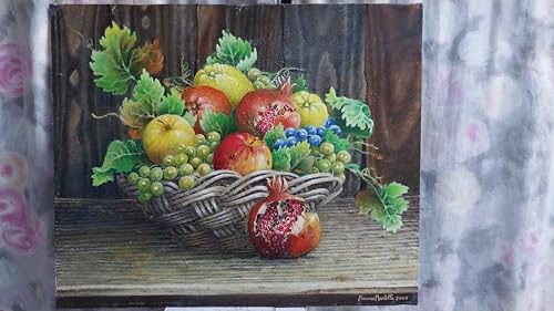 COMPOSIZIONE: Natura morta raffigurante un cesto di frutta stagionale con melograni, uva, mirtilli e foglie verdi in vivaci colori