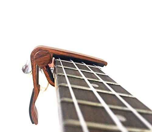 WiNGO Capodastre Ukulele, capo en alliage de zinc pour soprano/Concert/Tenor 4 Cordes Ukuleles, Couleur Bois. - Les Beatles, Paul McCartney, John Lennon, RIngo Starr, George Harrison WiNGO Capodastre Ukulele, capo en alliage de zinc pour soprano/Concert/Tenor 4 Cordes Ukuleles, Couleur Bois. – Image 8