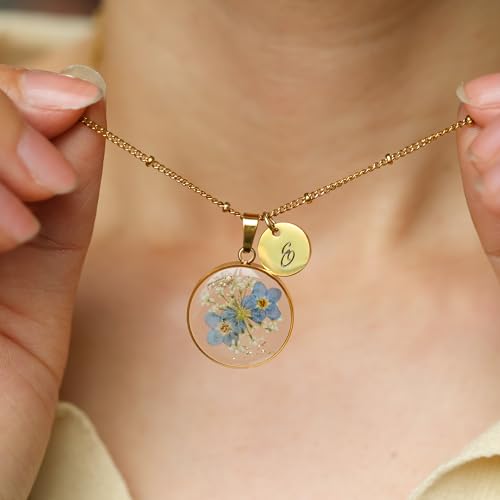 Pendentif résine myosotis et initiale pour sublimer vos tenues