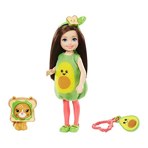 Barbie Chelsea Disfraz de Aguacate, Muñeca con Accesorios (Mattel Gjw31)