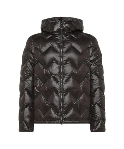 Lunghezza: corto Cappuccio fisso regolabile In nylon super leggero e lucido Zip a doppio cursore Dettagli neri Trapunta Chevron Imbottitura in piuma naturale certificata Idrorepellente e antivento Composizione: 100% Polyamide Fodera: 100% Polyamide Imbottitura: 80% Piumino 20% Piuma - Fill Power 650