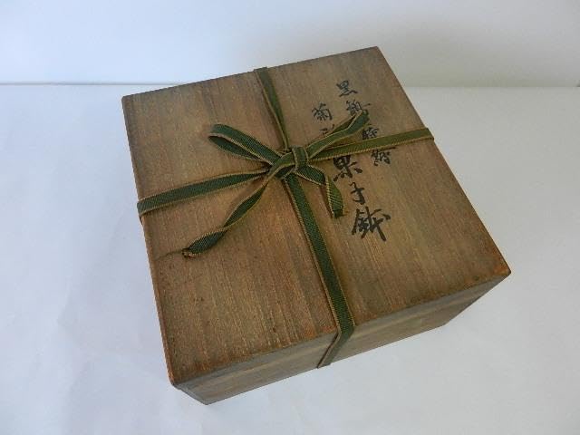 老舗漆器店「象彦」の黒鶴金蒔絵　菊形菓子鉢（幅１９．５㌢、高９．５㌢） 老舗漆器店「象彦」の黒鶴金蒔絵 菊形菓子鉢（幅19．5㌢、高9．5