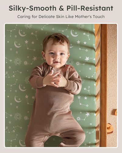 Drap-housse bébé constellation vert et gris pour des nuits douces et étoilées
