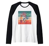 Un arrangement visuellement saisissant d'empreintes de mains multicolores, mêlant expression créative et toile de fond nostalgique. Les imprimés superposés mettent l'accent sur l'individualité tout en s'unissant sous une toile commune, faisant de ce design