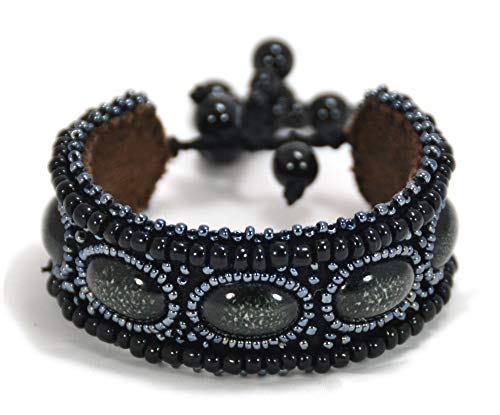 Bracelet plat noir en feutrine artisanale avec porcelaine blanche pour un style minimaliste