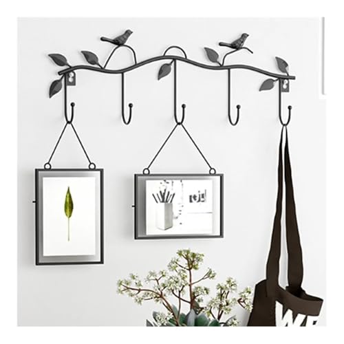 Artesanías de hierro en un elegante perchero de pared blanco 5