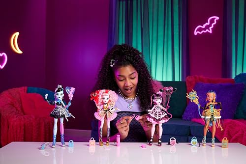 Monster High Poupée Frankie Stein Anniversaire Monstrueusement Mémorable avec robe de fête noire et accessoires à thèmes dont un ballon, un cadeau et un rouge à lèvres, JBG75