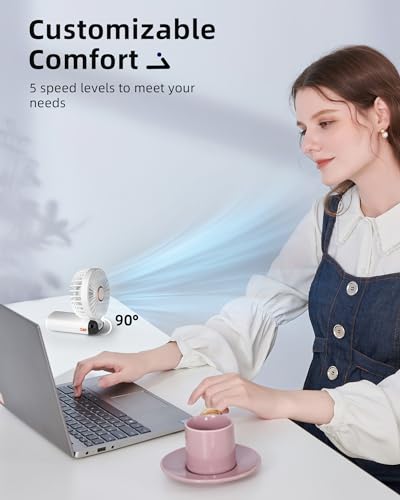Koonie Draagbare handventilator, op batterijen werkende ventilator met basis, 8 uur, digitaal display, 5 snelheden, 90° verstelbaar, oplaadbare mini-ventilator voor buiten en binnen, wit - Afbeelding 4