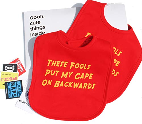 Set of 2 -Ensemble cadeau de bavoir pour bébé drôle - These Fools Put My Cape On Backwards - Bavoirs de super-héros [garçons ou filles] - jumeaux unisexes - baby shower, cadeau Cover