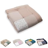 COPERTA PER GATTONARE IMBOTTITA: la nostra morbida coperta per gattonare 100x100 cm è la compagna perfetta per le prime tappe del vostro bambino. Grazie all'imbottitura extra spessa (circa 4 cm), protegge il bambino dal freddo del pavimento e allo stesso tempo offre spazio sufficiente per le sue prime avventure di gattonamento e gioco.