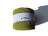 El trapillo pluma es un material reciclado y tintado con una carta de colores actual y moderna. Su composicion es de poliester texturixado lo que lo hace ideal para bolsos y accesorios por su ligereza y consistencia que tiene al trabajarlo. Las bobinas pesan entre 250 y 300 gramos y tienen entre 80 y 100 metros.