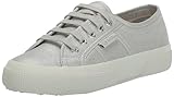 Stile Superga classico, finitura opaca perla, tomaia in tela di cotone, suola vulcanizzata in gomma naturale, chiusura con lacci, occhielli in metallo