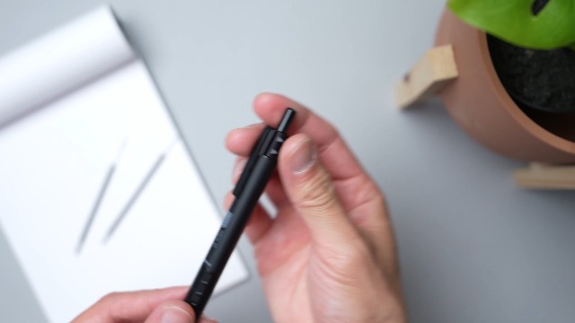 this is a pen  ecd6a483-6635-4d2f-9dc6-