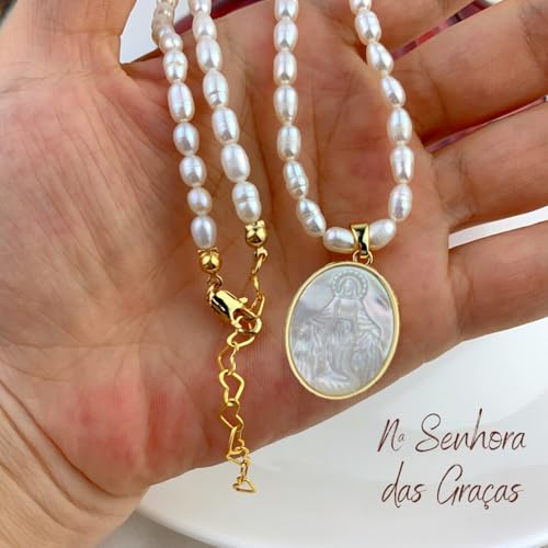 Colar Feminino de Nossa Senhora com Pérolas de Água Doce - Devoção Mariana + Bolsa de Veludo