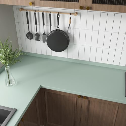 Papier peint vert sauge pour relooker vos armoires et murs de cuisine