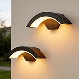Applicazione Versatile: La confezione include 2 lampade da parete esterne identiche, perfette per un'illuminazione simmetrica su entrambi i lati di un portico, garage, vialetto, ingresso, cancello, cortile o giardino. Adatta anche per illuminare spazi interni come camere da letto, soggiorni, cucine e bagni