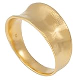 Die matte, dezent gehämmerte Oberfläche gibt dem Goldring für Damen sein ganz eigenes Design. Besonders hübsch sind die nach innen vertiefte leichte Rundung und die breitere Oberseite.