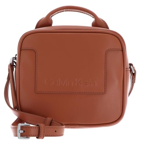 Che siano chic, sportivi o casual, puoi abbinare questi Calvin Klein CK Set Camera Bag a tutti gli outfit. Il design alla moda di questo borsa a tracolla è un vero cosa o persona che attira lo sguardo. Mettiti in spalla il crossover casual cintura e via! Dimensioni: 17 x 15 x 7,5 cm