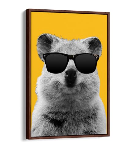 Cadre en noyer avec toile Quokka de 50x76 cm pour une deco elegante