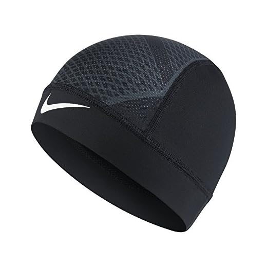 The Nike Pro Hypercool Vapor 4.0 Skull Cap is made with sweat-wicking stretch fabric and mesh panels to help keep you dry and cool.