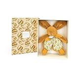 PLUSIEURS COLORIS AU CHOIX: Ce doudou ocre orné d’un foulard coloré présente un imprimé avec son pompon cousu portant le mot DOUDOU ce compagnon devient un repère sensoriel et visuel pour accompagner bébé dans son développement