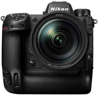 كاميرا Nikon Z 9 مع عدسة Nikkor Z المرفقة، الجزء الأمامي view