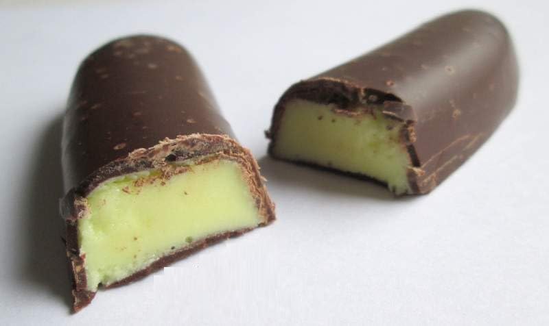 10x Famosa gelatina checa con sabor a plátano 8%, sumergida en chocolate negro 26%.