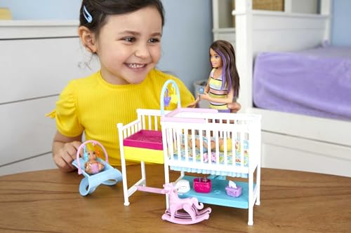 Barbie Skipper Babysitter Inc, Nap 'N' Nurture Kinderzimmer Accessoires, Kinderbetten, Schaukelpferd, Wippe, 3 Puppen, Geschenk für Kinder ab 3 Jahren,GFL38