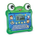 FACILE À PRENDRE EN MAIN – L’écran rétroéclairé, le clavier abécédaire et les touches Personnages Toy Story 5 de cette tablette interactive Lilypad rendent les premiers apprentissages de l’enfant intuitifs et magiques en compagnie de Woody, Buzz, Jessie et du Tech Trio, Rouleau Pote, Snappy et Atlas. Les yeux de la grenouille s’animent lorsque l’enfant tourne les pattes avant de ce nouveau personnage Toy Story !