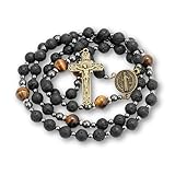 Chapelet de Saint Benoît pour homme et femme : fabriqué à la main avec des perles en pierre de lave et des pierres précieuses œil de tigre, ce chapelet noir de haute qualité est idéal pour la prière quotidienne. Connues pour leurs propriétés de mise à la terre et de protection, les pierres symbolisent une connexion profonde à la terre et à la force intérieure.