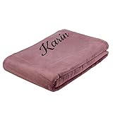 🧶 INDIVIDUELLE BESTICKUNG: Personalisiere deine Fleecedecke mit deinem Wunschtext mit einer Breite von bis zu 24 cm. Wähle zwischen verschiedenen Schriftarten, Farben und Stick-Positionen deinen Favoriten. Besticke deine Decke mit einem Name, Gruß oder lustigem Spruch. Für eine ganz besondere Erinnerung.