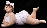 tolle Dekoidee Badenixe mit Kopftuch im weissen gepunkteten Badeanzug liegend 17 cm Mädchen Rubensfrau mollige Dame Dicke Frau Schwimmerin Badezimmer Figur maritim Strand