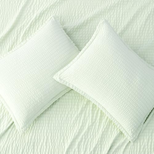 Image of Amazon Basics Duvet Cover Set with Jacquard Geometric Pattern, 3-Piece with 1 Duvet Cover and 2 Pillow Shams, Comforter Not Included, California King, Aloe Green