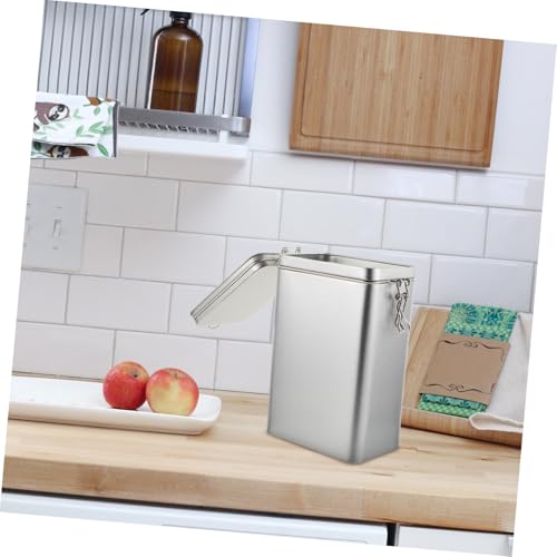 Café molido y especias guardados en caja metálica rectangular hermética 7