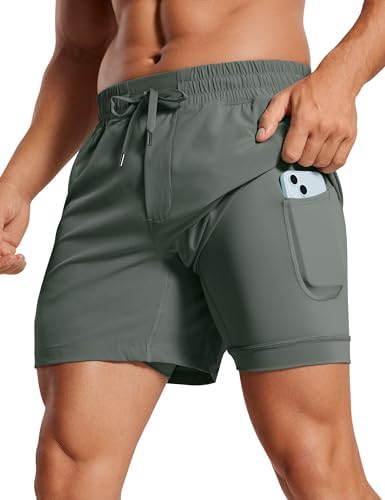 CRZ YOGA Heren 2-in-1 Gevoerde hardloopshorts.5'' Sneldrogende Workout Sport Atletische broeken met zakken Grijze Salie XS