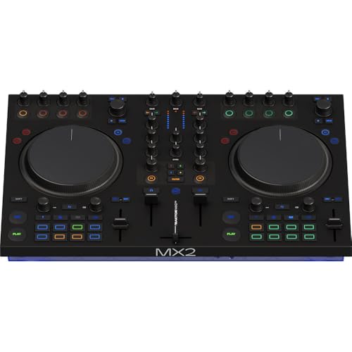 Traktor Pro 4 – software professionale per DJ a 4 deck incluso Layout mixer semplice con fader di canale, misuratori di volume, un crossfader e equalizzatore a 3 bande Due jog wheel sensibili al tocco con due modalità (TurnTable, modalità Jog) Strato MIDI aggiuntivo per la compatibilità con software di terze parti Connettività plug-and-play per una configurazione rapida