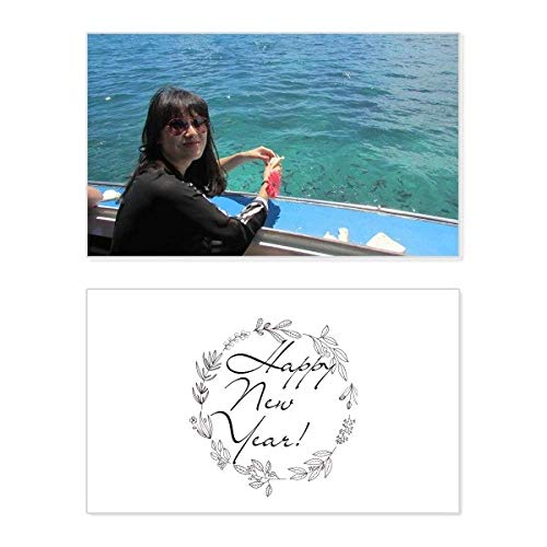 Tarjeta de Año Nuevo con ilustración de barco en el mar y diseño conmemorativo exclusivo