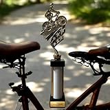 Motif sportif : le cycliste détaillé sur une voie stylisée est idéal pour les courses de vélo, les récompenses de club et les compétitions scolaires.