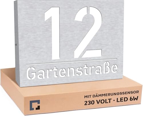 PRINTIMA Premium Gravur Personalisierter Hausnummer Silber Beleuchtet Led Strom 230V, Hausnummernschild mit Dämmerungssensor |30x40cm, 6W /A++| Wasserdicht, Funktion trifft auf Qualität und Stil