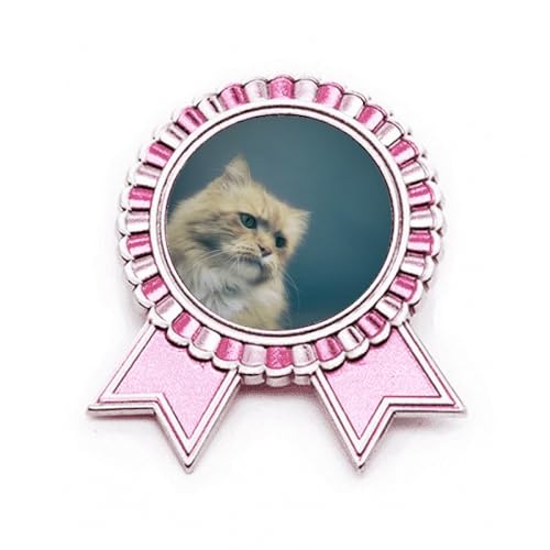 Broche chat bleu en métal M avec des finitions soignées et un fond rose